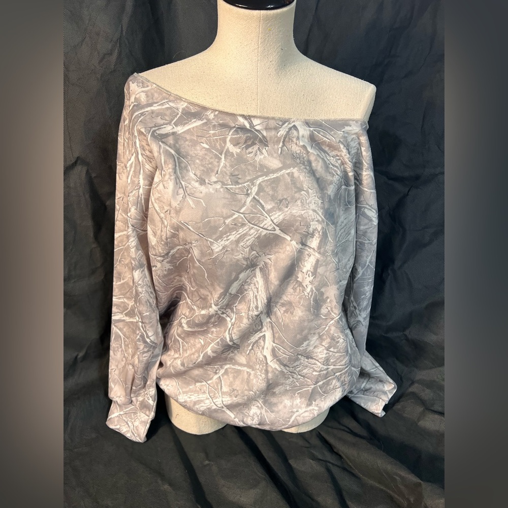 Over sized Off-Shoulder Camo Print Pullover